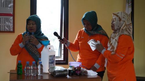 Gambar 1: Praktik Pembuatan POC dan Sabun Cuci Piring. Sumber: Foto Pribadi. Lokasi: Sidorejo, 10 Agustus 2025.
